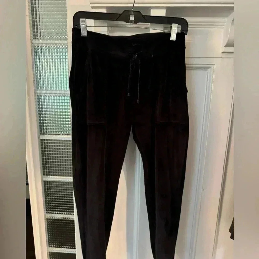 House of Harlow 1960 women’s black velour jogging pants. Front pockets.  Sz S